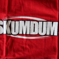 Skumdum – Logo (T-S)
