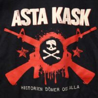 Asta Kask – Historien Dömer Oss Alla (T-Shirt)